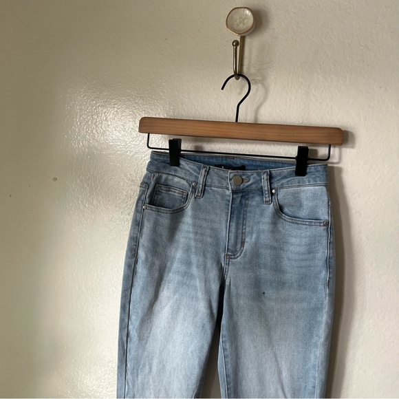 Lulus | Perfect For You Light Wash Mid-Rise Cropped Skinny Jeans - Picture 3 of 9